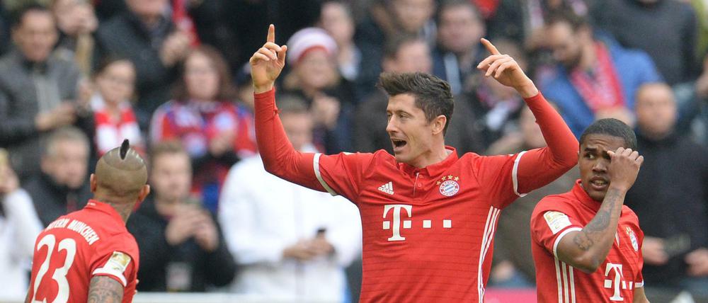 Robert Lewandowski bejubelt das 3:0 gegen Eintracht Frankfurt. Bald können die Bayern auch die fünfte Meisterschaft in Folge feiern. 