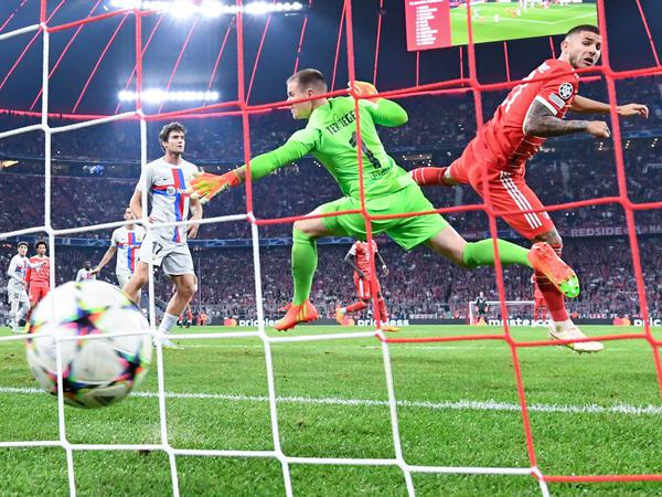 Hernandez trifft nach einer Ecke zum 1:0 für die Bayern.