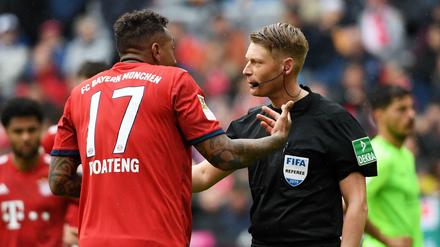 Diskussionsbedarf: Bayerns Jerome Boateng (links) war mit der Handspielentscheidung von Schiedsrichter Christian Dingert im Spiel gegen Hannover nicht zufrieden.