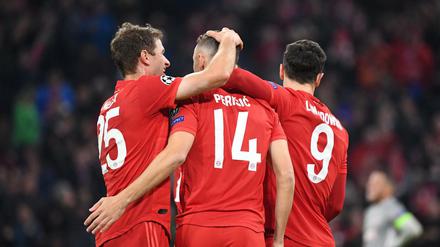 Jubelnde Bayern beim Spiel gegen Olympiakos Piräus: Thomas Müller, Ivan Perisic und Robert Lewandowski 