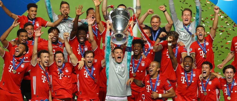 Bayerns Torhüter Manuel Neuer mit der Trophäe nach dem Champions-League-Finalspiel. 
