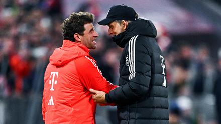 Bayerns Trainer Thomas Tuchel (re.) war trotz der zwei Tore von Thomas Müller (li.) nicht vollends zufrieden mit seinem Spieler.