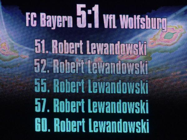 Bayern gewinnt 5:1, alle Tore für München schoss Robert Lewandowski innerhalb weniger Minuten, wie die Anzeigetafel dokumentiert.