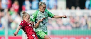 Bayern München (l.) und der VfL Wolfsburg dominieren derzeit den deutschen Frauenfußball.