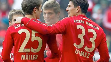 Thomas Müller (l.) und Mario Gomez (r.) erzielten die beiden Tore beim 2:0-Sieg der Bayern über Kaiserslautern.