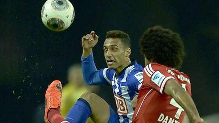 Gekommen um zu lernen: Herthas Startelf-Debütant Hany Mukhtar gegen Bayern-Routinier Dante.