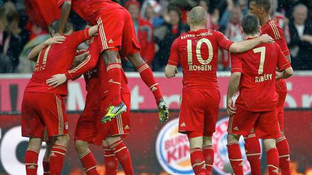 Euphorisch bejubelten die Bayernspieler das wichtige Tor zur 1:0-Führung durch Toni Kroos (verdeckt).