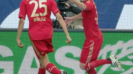 Er war's: Torschütze Toni Kroos zeigt auf Thomas Müller, der den Führungstreffer von Kroos vorbereitete und später das 2:0 mit einer gelungenen Einzelaktion selbst erzielen sollte.