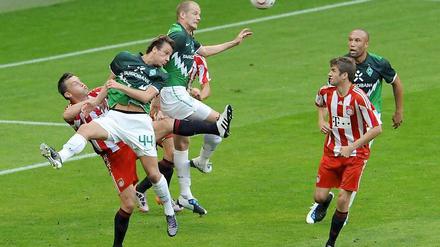 Viel Gerangel um nichts: Nach einem ausgeglichenen Spiel trennen sich Bayern München und Werder Bremen 0:0.