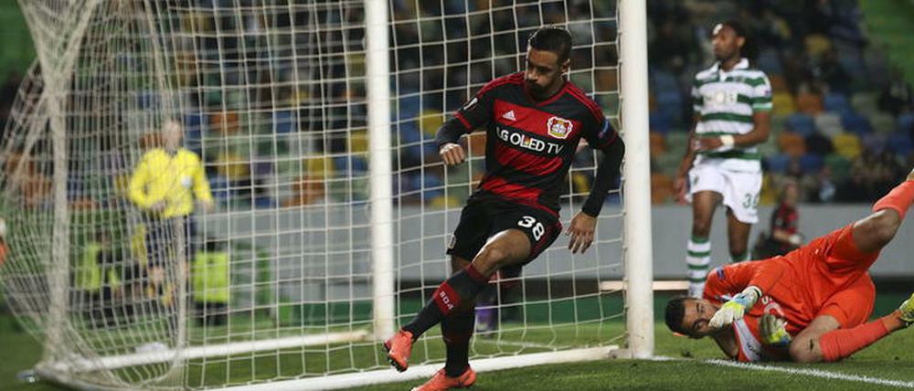 Karim Bellarabi dreht nach seinem 1:0 bei Sporting Lissbon jubelnd ab.