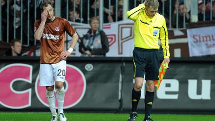 Schiedsrichter-Assistent Thorsten Schiffner war von einen gefülltem Plastikbecher im Nacken getroffen worden.