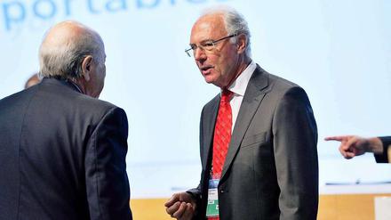 Er spricht mit den Mächtigen, aber einige zeigen mit dem Finger auf ihn. Franz Beckenbauer, Lichtgestalt und Werbeträger für internationale Problemfälle.