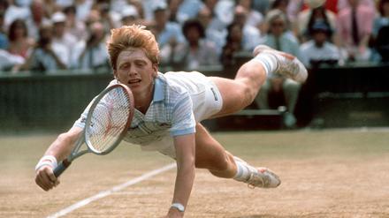 Boris Becker in seinem „Wohnzimmer“, dem Centre Court von Wimbledon. Hier stieg er 1985 mit dem ersten Titelgewinn zum Weltstar auf.