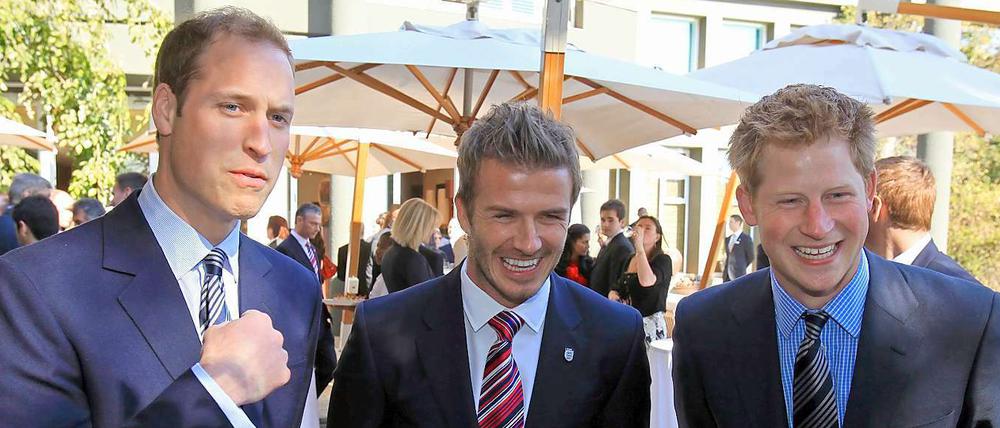 Die Engländer nehmen's mit Humor: David Beckham (Mitte) und die Prinzen William und Harry (r.).