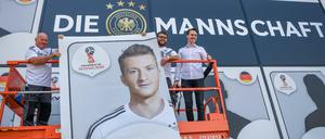 Helfer hängen das Bild von Marco Reus während der DFB-Pressekonferenz an die Außenwand des Fußballmuseums.