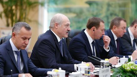 Spitzname "Europas letzter Diktator". Wenn er dann noch an der Macht ist, wird Alexander Lukaschenko (am Mikrofon) 2019 die Europaspiele in Minsk eröffnen. 
