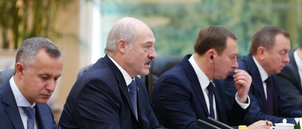 Spitzname "Europas letzter Diktator". Wenn er dann noch an der Macht ist, wird Alexander Lukaschenko (am Mikrofon) 2019 die Europaspiele in Minsk eröffnen. 