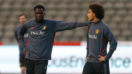 Die belgischen Nationalspieler Romelu Lukaku (links) und Axel Witsel werden am Dienstag nicht in Brüssel spielen.