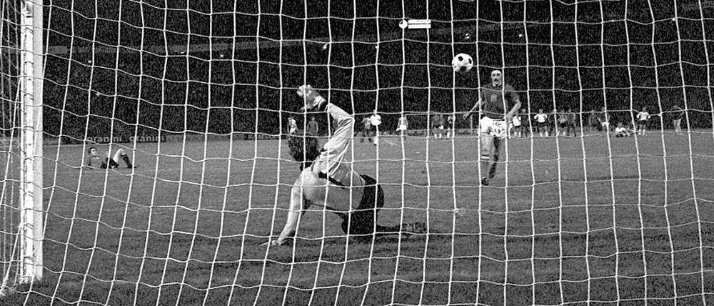 Die Mutter aller Elfmeter? Antonin Panenka trifft 1976 im EM-Finale gegen Sepp Maier. Wer weiß, wie das Spiel ausgegangen wäre, wenn Tschechien schon mit einer Führung ins Spiel gegangen wäre.
