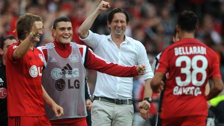 Erlösung: Leverkusens Trainer Roger Schmidt (m.) jubelt mit Torschütze Karim Bellarabi über das 4:2.