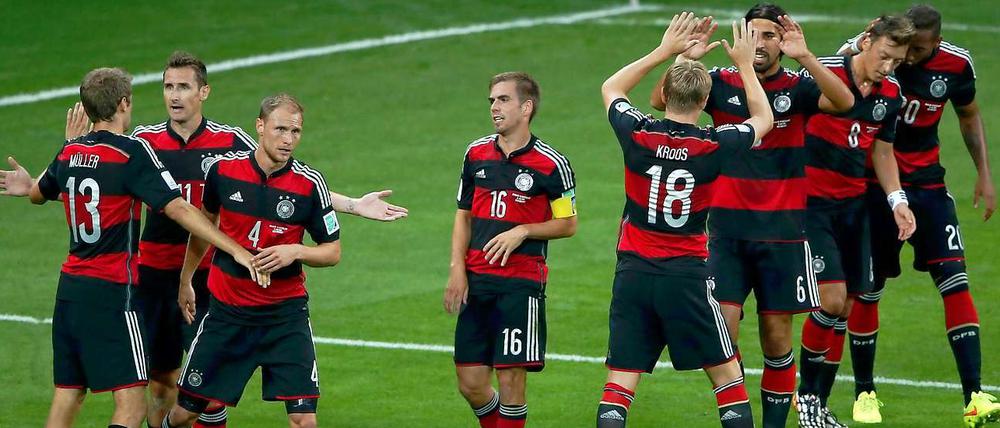Dauerabklatschen. Gegen Brasilien spielt sich die deutsche Fußballnationalmannschaft in einen Rausch.