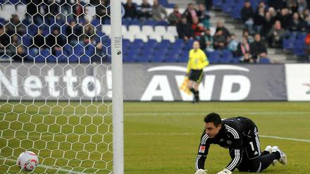 Diego Benaglio kann dem Ball nur noch hinterherschauen. Sein Fehler führt zur 0:1-Niederlage der Wolfsburger in Hannover.