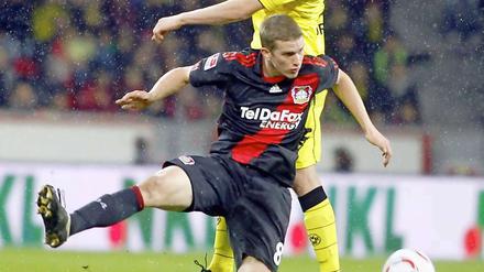 Die Brüder Lars (u.) und Sven Bender (o.) trafen bei der Begegnung zwischen Leverkusen und Dortmund erstmals in ihrer Profikarriere als Gegenspieler aufeinander.