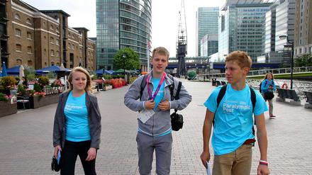 Zurück bei den Kollegen: Schülerreporter Benjamin Scholz (M.) mit Keri Trigg (l.) und George Simonds von der "Paralympics Post" vor dem Museum of London Docklands, West India Quay in London.