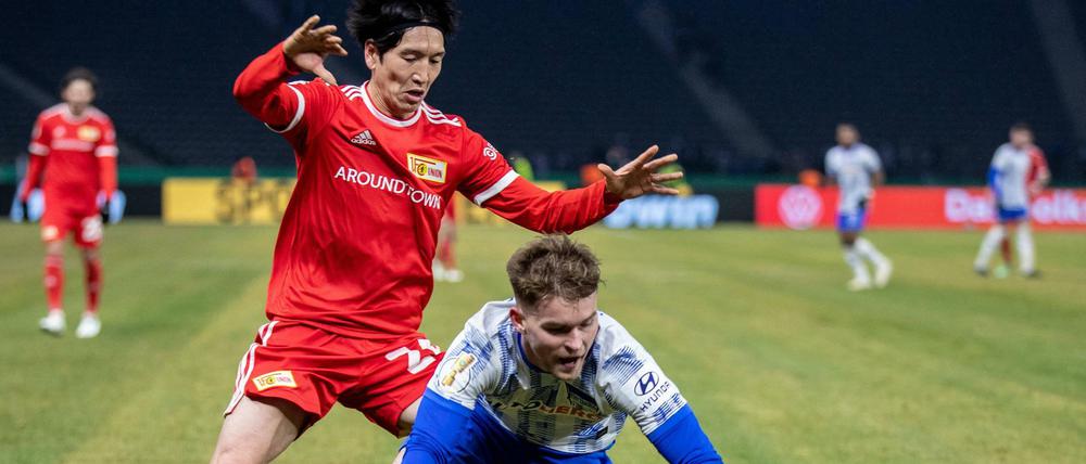 Unions Genki Haraguchi (li.) im Zweikampf mit Maximilian Mittelstädt. Hertha verlor das Pokalspiel 2:3.