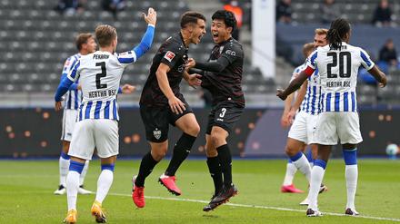 Torschütze Marc-Oliver Kempf jubelt über Stuttgarts 1:0, die Herthaner lamentieren zu Unrecht.
