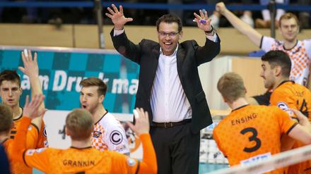Hände hoch, ich komme. Berlins Trainer Cedric Enard wird Nationaltrainer Estlands.