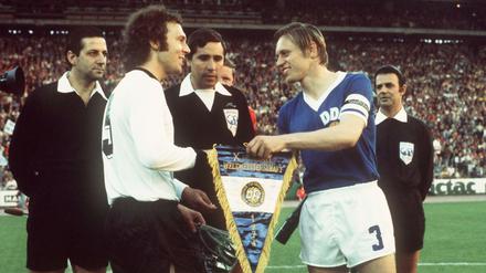 Sein großer Auftritt. Wimpeltausch der Kapitäne Bransch (rechts) und Franz Beckenbauer am 22. Juni.1974 im Hamburger Volksparkstadion. 