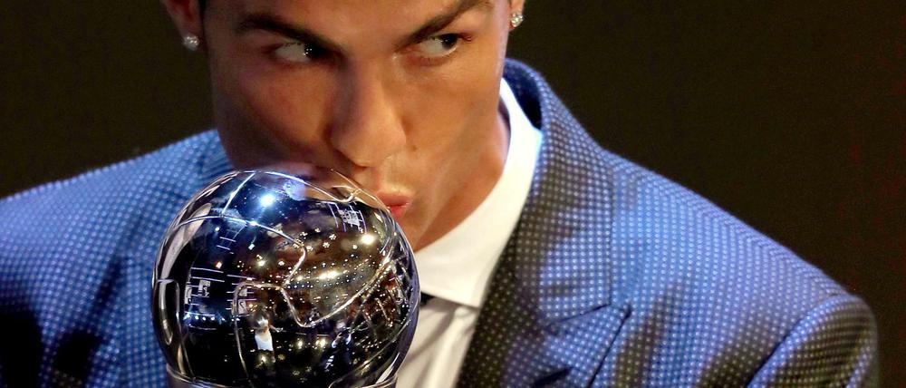 Das Bild kennt man. Cristiano Ronaldo von Real Madrid ist Weltfußballer.