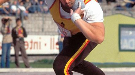 Olympiasieger und Weltrekordler. Udo Beyer 1986 als Kugelstoßer des Armeesportklubs Vorwärts Potsdam.
