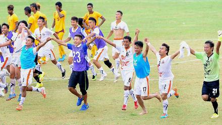 So schön kann Gewinnen sein. Bhutans Kicker bejubeln ihren 1:0-Sieg in Sri Lanka.