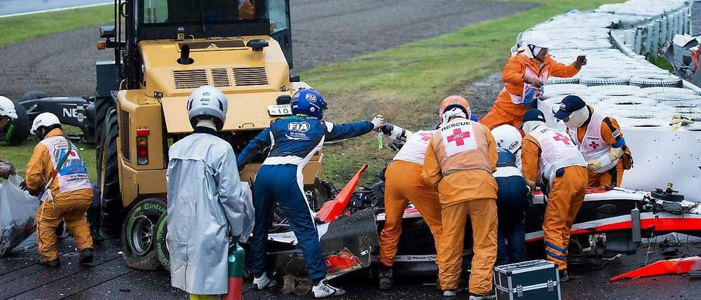 Rettungskräfte bergen Jules Bianchi aus den Überresten seines Autos.