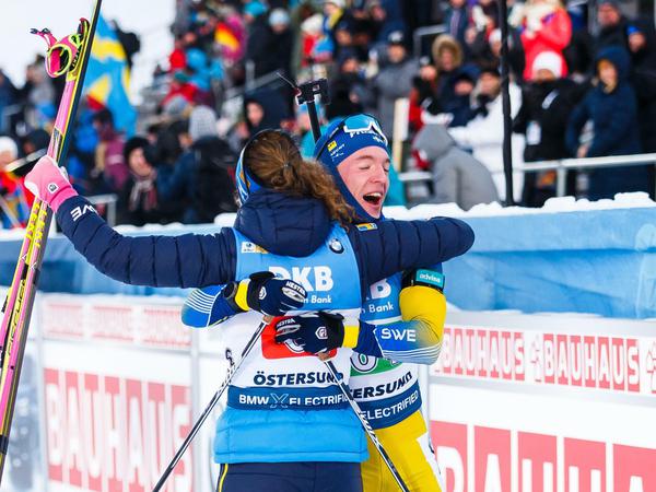 Erfolgreiche Schweden. Hanna Öberg (links) und Sebastian Samuelsson freuen sich über ihren ersten Platz in der Mixed-Staffel. 
