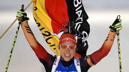 Schlussläuferin Laura Dahlmeier absolvierte die letzten Meter mit der deutschen Fahne.