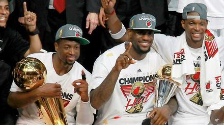 Der NBA-Titel für die Miami Heat mit ihren Superstars Dwyane Wade, Lebron James und Chris Bosh (v.l.) kam hingegen nicht überraschend. Ein Jahr zuvor war das Team in der Finalserie noch an Dirk Nowitzkis Dallas Mavericks gescheitert, diesmal setzte sich der Favorit im Duell mit den Oklahoma City Thunder durch.