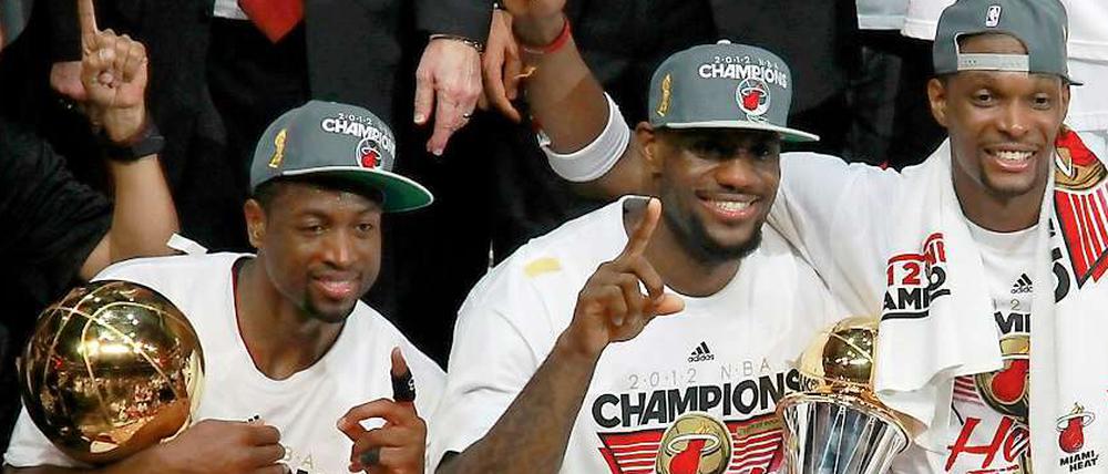 Der NBA-Titel für die Miami Heat mit ihren Superstars Dwyane Wade, Lebron James und Chris Bosh (v.l.) kam hingegen nicht überraschend. Ein Jahr zuvor war das Team in der Finalserie noch an Dirk Nowitzkis Dallas Mavericks gescheitert, diesmal setzte sich der Favorit im Duell mit den Oklahoma City Thunder durch.