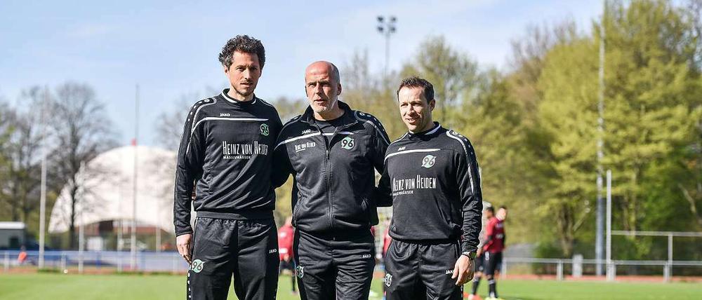 Das neue Trainerteam von Hannover 96: Co-Trainer Jan-Moritz Lichte, Trainer Michael Frontzeck und Co-Trainer Steven Cherundolo (von links nach rechts).