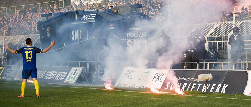 Die Fans von lok Leipzig sind bereits bekannt für Ausschreitungen und rechtsextreme Äußerungen. Jetzt offenbart sich, dass das Problem auch innerhalb des Vereins existiert.