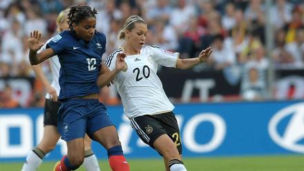 Frankreichs Elodie Thomis (l.) und Lena Goeßling trafen schon bei der WM 2011 aufeinander. Damals siegte Deutschland 4:2.