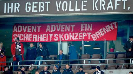 Absage. Ein Transparent im Hamburger Millerntor-Stadion sagt eindeutig aus, was die Fans vom Sicherheitskonzept der Deutschen Fußball-Liga halten. 