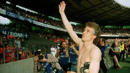 Toni Polster muss 1998 den ersten Abstieg mit Köln verkraften.