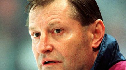 Achim, der Lange. Ziesche in der Saison 1994/1995 als Trainer der Eisbären.