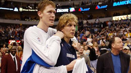 Shawn Bradley (l.) spielte mit Dirk Nowitzki bei den Dallas Mavericks - und nach seiner Einbürgerung auch für die deutsche Basketball-Nationalmannschaft. 
