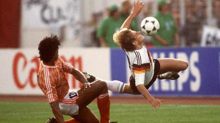 Hart zur Sache: Jürgen Klinsmann (rechts) wird von Frank Rijkaard im EM-Halbfinale 1988 unfair gebremst.