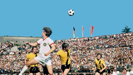 Andreas Bornschein (vorn, Lok Leipzig) gegen Hans Jürgen Dörner (Dresden) im FDGB-Pokalendspiel 1976/1977, DDR Pokalfinale.- 