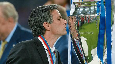 Startkuss einer großen Karriere: Jose Mourinho nach seinem ersten Triumph in der Champions League.